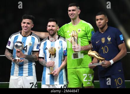 Enzo Fernandez en Argentine (à gauche) avec le trophée Jeune joueur, Lionel Messi avec le Trophée Golden ball, Le gardien de but Emiliano Martinez avec le Golden Glove Trophy et le Kylian Mbappe (à droite) avec le Golden Boot Award après la victoire de l'Argentine sur la France via une fusillade de pénalité lors du match final de la coupe du monde de la FIFA au stade Lusail, au Qatar. Date de la photo: Dimanche 18 décembre 2022. Banque D'Images