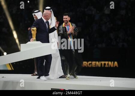 18 décembre 2022, stade emblématique de Lusail, Doha, QAT, Coupe du monde FIFA 2022, finale, Argentine contre France, sur la photo, Lionel Messi, le grand avant de l'Argentine, se tient à la coupe du monde avec le président de la FIFA Giovanni Infantino et Tamim bin Hamad Al Thani, l'émir du Qatar Banque D'Images