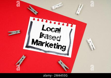 Concept commercial et financier. Épingles à linge et une feuille de carnet avec l'inscription - local Based Marketing Banque D'Images