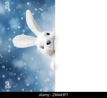 Jouet lapin lapin symbole du nouvel an 2023 sur fond bleu. INSCRIPTION BONNE ANNÉE 2023. Concept de la nouvelle année Banque D'Images