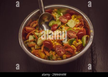 Salade végétalienne verte de feuilles vertes et légumes. Banque D'Images