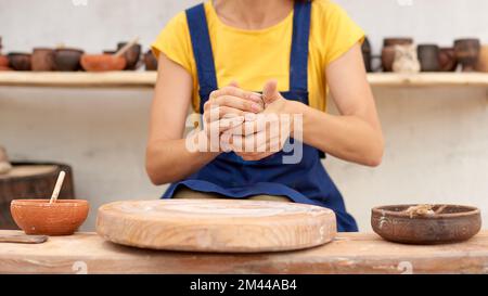 Les mains de la femme de Potter travaillant avec la poterie de fabrication d'argile brute, atelier de céramique studio, artisanat traditionnel Banque D'Images