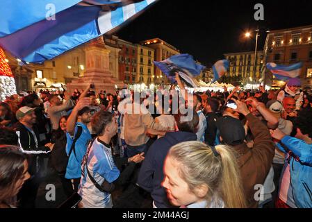 Naples, Italie. 18th décembre 2022. Naples Argentine les célébrations du champion du monde des fans argentins et napolitains Piazza Dante usage éditorial seulement crédit: Agence de photo indépendante/Alamy Live News Banque D'Images