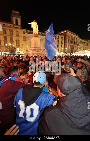 Naples, Italie. 18th décembre 2022. Naples Argentine les célébrations du champion du monde des fans argentins et napolitains Piazza Dante usage éditorial seulement crédit: Agence de photo indépendante/Alamy Live News Banque D'Images