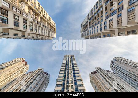 vue du sol au ciel bleu parmi les gratte-ciel, regardez la maison de bas en haut Banque D'Images
