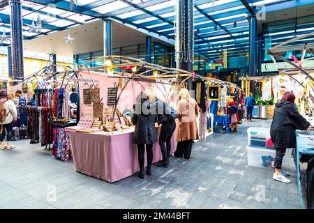 Personnes parcourant les stands, marché de Spitalfields, Londres, Royaume-Uni Banque D'Images