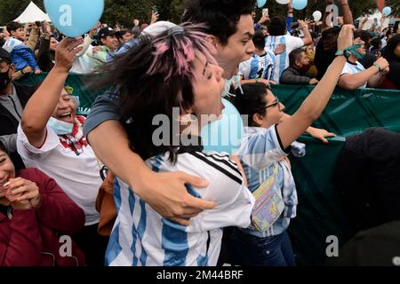 Mexico, Mexique. 18th décembre 2022. Les fans argentins célèbrent l'Argentine comme nouveau champion du monde de la coupe du monde de la FIFA au Festival des fans de la FIFA au Monument à la Révolution . Sur 18 décembre 2022 à Mexico, Mexique. (Credit image: © Carlos Tischler/eyepix via ZUMA Press Wire) Banque D'Images