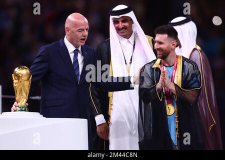 Lusail City, Qatar. 18th décembre 2022. Lionel Messi, de l'Argentine, attend de recevoir le trophée du président de la FIFA Gianni Infantino après la finale de la coupe du monde de la FIFA 2022 au stade Lusail à Lusail City, au Qatar, sur 18 décembre 2022. Photo de Chris Brunskill/UPI crédit: UPI/Alay Live News Banque D'Images