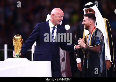 Lusail City, Qatar. 18th décembre 2022. Lionel Messi, de l'Argentine, attend de recevoir le trophée de la coupe du monde du président de la FIFA, Gianni Infantino, après la finale de la coupe du monde de la FIFA 2022 au stade Lusail à Lusail City, au Qatar, sur 18 décembre 2022. Photo de Chris Brunskill/UPI crédit: UPI/Alay Live News Banque D'Images