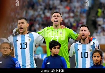 Cristian Romero en Argentine, le gardien de but Emiliano Martinez et Lionel Messi pendant l'hymne national avant la finale de la coupe du monde de la FIFA au stade Lusail, au Qatar. Date de la photo: Dimanche 18 décembre 2022. Banque D'Images