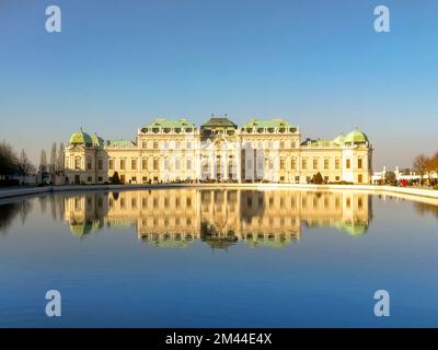 La vue classique du célèbre Palais Schönbrunn avec grand jardin pittoresque Parterre sur une belle journée ensoleillée avec ciel bleu et nuages en été, Vienne, Austri Banque D'Images