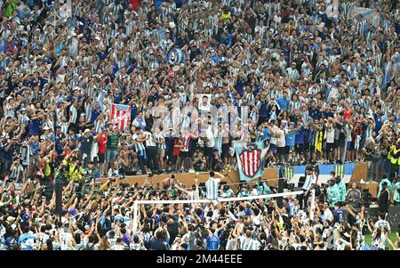 Lusail, Qatar. 18th décembre 2022. Les fans et les joueurs de l'Argentine célèbrent la victoire après la cérémonie de remise de la coupe du monde de la FIFA 2022 au stade Lusail à Lusail, Qatar, le 18 décembre 2022. Credit: Xiao Yijiu/Xinhua/Alamy Live News Banque D'Images