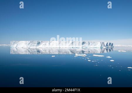 Antarctique, Mer de Weddell. Réflexions tabulaires de l'iceberg dans la mer calme de Weddell. (C'EST-À-DIRE iceberg de table ou iceberg de barrière) Banque D'Images
