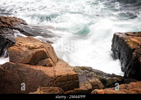 Les vagues déferlent le long de la côte rocheuse du Maine dans l'Acadia National Park Banque D'Images