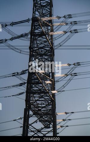 Usine de 380 kV, appareillage de commutation, de l'opérateur de réseau de transmission Amprion, dans l'Emscherbruch à Herten, pylône haute tension avec isolants en verre, NRW, Ger Banque D'Images