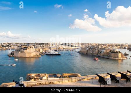 Front de mer méditerranéen, vue panoramique depuis la Valette, Malte, jardins du Bas-Barrakka fortifiés sur les baies de Birgu et Senglea Banque D'Images