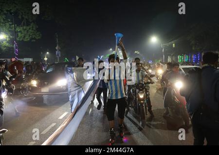 Dhaka, Bangladesh. 19th décembre 2022. Les fans de football bangladais célèbrent la victoire de l'Argentine contre la France lors du match final de la coupe du monde de la FIFA, Qatar 2022, dans la région de l'Université de Dhaka, à Dhaka, au Bangladesh, au 19 décembre 2022. (Credit image: © Suvra Kanti Das/ZUMA Press Wire) Banque D'Images