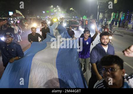 Dhaka, Bangladesh. 19th décembre 2022. Les fans de football bangladais célèbrent la victoire de l'Argentine contre la France lors du match final de la coupe du monde de la FIFA, Qatar 2022, dans la région de l'Université de Dhaka, à Dhaka, au Bangladesh, au 19 décembre 2022. (Credit image: © Suvra Kanti Das/ZUMA Press Wire) Banque D'Images