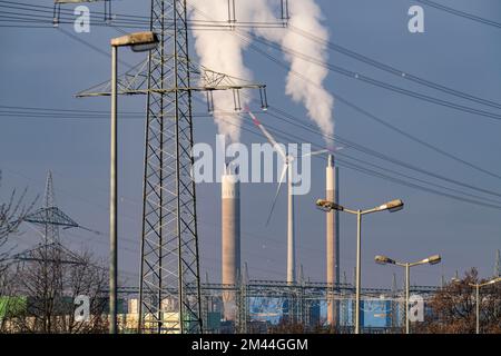 Ligne électrique haute tension, pylône haute tension, cheminée de la centrale électrique RZR Herten, incinération des déchets, centrale éolienne sur la Hoppenbruc Banque D'Images