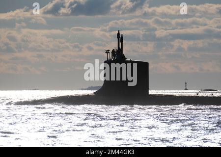 Le USS Delaware (SSN 791) descend la Tamise et passe devant la ville de New London après avoir quitté la base sous-marine de New London à Groton, Connecticut, le lundi 28 novembre 2022. Le sous-marin d'attaque rapide de classe Virginia, le septième américain Le navire de la marine devant être nommé pour le premier État, a été le premier navire américain à être mis en service sous l'eau sur 4 avril 2020. (É.-U. Navy photo par John Narewski) Banque D'Images