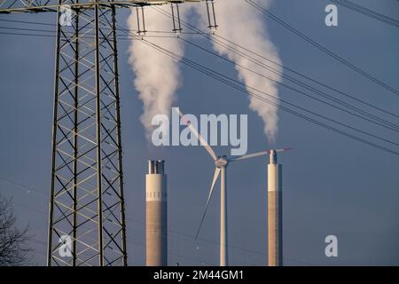 Ligne électrique haute tension, pylône haute tension, cheminée de la centrale électrique RZR Herten, incinération des déchets, centrale éolienne sur la Hoppenbruc Banque D'Images