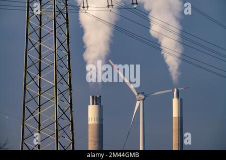 Ligne électrique haute tension, pylône haute tension, cheminée de la centrale électrique RZR Herten, incinération des déchets, centrale éolienne sur la Hoppenbruc Banque D'Images