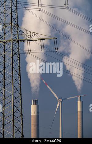 Ligne électrique haute tension, pylône haute tension, cheminée de la centrale électrique RZR Herten, incinération des déchets, centrale éolienne sur la Hoppenbruc Banque D'Images