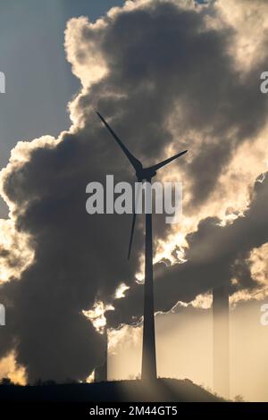 Parc éolien Halde Oberscholven, nuages de fumée de la tour de refroidissement et cheminée de la centrale électrique au charbon de l'uniper Scholven, Gelsenkrichen, NRW, GE Banque D'Images