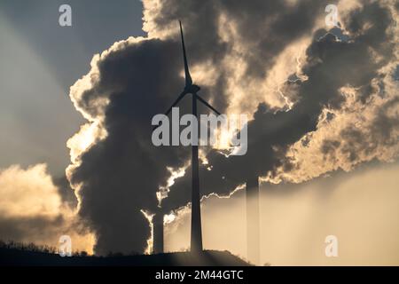 Parc éolien Halde Oberscholven, nuages de fumée de la tour de refroidissement et cheminée de la centrale électrique au charbon de l'uniper Scholven, Gelsenkrichen, NRW, GE Banque D'Images