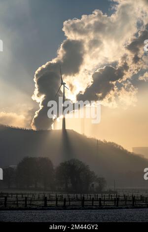 Parc éolien Halde Oberscholven, nuages de fumée de la tour de refroidissement et cheminée de la centrale électrique au charbon de l'uniper Scholven, Gelsenkrichen, NRW, GE Banque D'Images