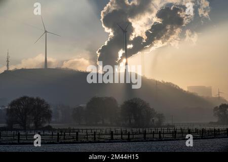 Parc éolien Halde Oberscholven, nuages de fumée de la tour de refroidissement et cheminée de la centrale électrique au charbon de l'uniper Scholven, Gelsenkrichen, NRW, GE Banque D'Images