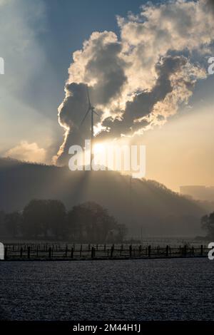 Parc éolien Halde Oberscholven, nuages de fumée de la tour de refroidissement et cheminée de la centrale électrique au charbon de l'uniper Scholven, Gelsenkrichen, NRW, GE Banque D'Images