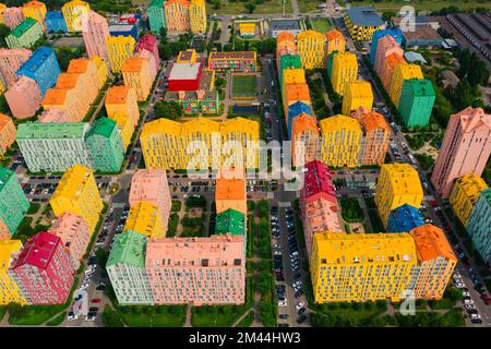 Vue aérienne d'un drone dans les maisons modernes colorées dans le style de couleur arc-en-ciel, ville Comfort ville Kiev Ukraine Banque D'Images