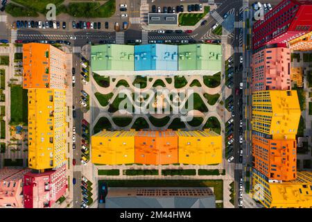 Vue aérienne d'un drone dans les maisons modernes colorées dans le style de couleur arc-en-ciel, ville Comfort ville Kiev Ukraine Banque D'Images