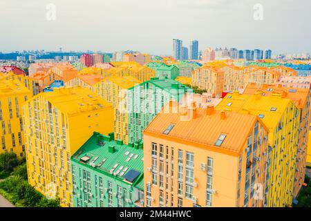 Vue aérienne d'un drone dans les maisons modernes colorées dans le style de couleur arc-en-ciel, ville Comfort ville Kiev Ukraine Banque D'Images