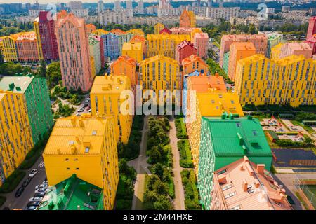 Vue aérienne d'un drone dans les maisons modernes colorées dans le style de couleur arc-en-ciel, ville Comfort ville Kiev Ukraine Banque D'Images