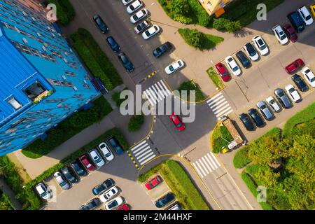 Vue aérienne depuis un drone d'une intersection avec des voitures dans la ville moderne colorée Banque D'Images