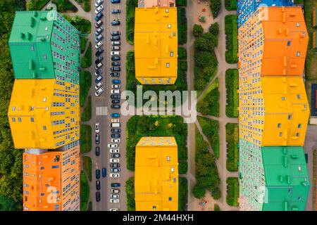 Vue aérienne d'un drone dans les maisons modernes colorées dans le style de couleur arc-en-ciel, ville Comfort ville Kiev Ukraine Banque D'Images