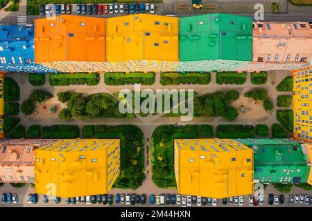 Vue aérienne d'un drone dans les maisons modernes colorées dans le style de couleur arc-en-ciel, ville Comfort ville Kiev Ukraine Banque D'Images