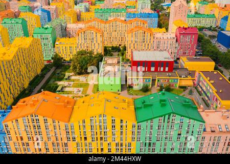 Vue aérienne d'un drone dans les maisons modernes colorées dans le style de couleur arc-en-ciel, ville Comfort ville Kiev Ukraine Banque D'Images