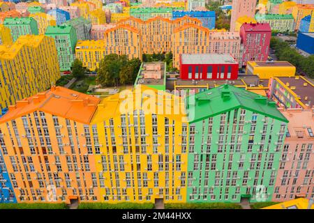 Vue aérienne d'un drone dans les maisons modernes colorées dans le style de couleur arc-en-ciel, ville Comfort ville Kiev Ukraine Banque D'Images