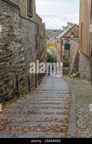 Rues de la vieille Europe. Paysage urbain d'automne de la rue descendant entre les maisons anciennes Banque D'Images