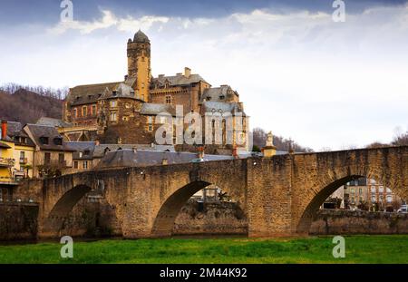 Château Estaing et pont voûté, France Banque D'Images