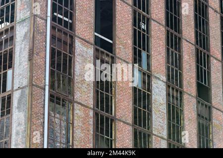 Façade d'une ancienne usine abandonnée. Fenêtres rouillées sans verre. Banque D'Images