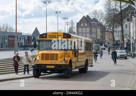 Maastricht. Limbourg - pays-Bas 10-04-2022. Bus scolaire jaune classique adapté aux voyages touristiques Banque D'Images