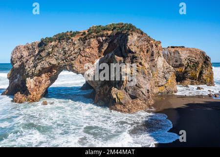 Arche de roche, géant du Cap, Sakhalin, Russie Banque D'Images