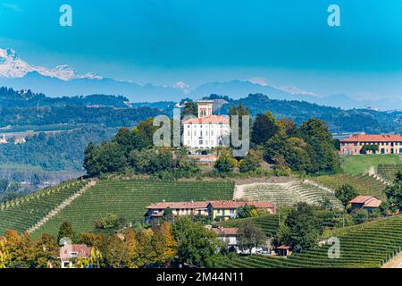 Vignobles avant les Alpes dans le site du patrimoine mondial de l'UNESCO Piémont, Italie Banque D'Images