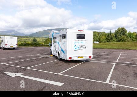 Explorez Scotland motorhome garée dans un parking écossais pour dormir la nuit, Ecosse, Royaume-Uni, été 2022 Banque D'Images