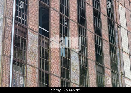 Façade d'usine abandonnée. Fenêtres rouillées sans verre. Banque D'Images