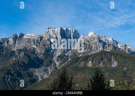 Surplombant les montagnes, site classé au patrimoine mondial de l'UNESCO, le parc national de Naquane, Valcamonica, Italie Banque D'Images